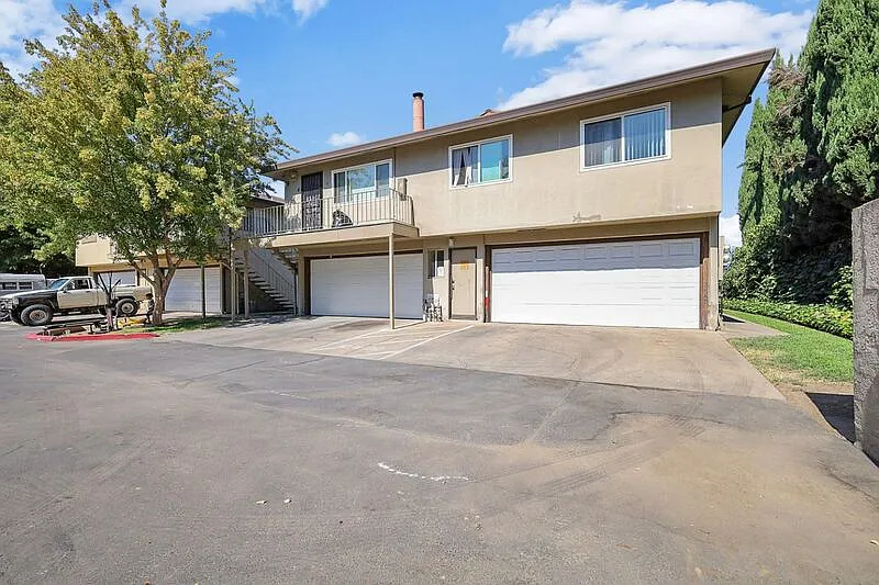 2 bed, 1.0 bath, 903 sqft, $1,600 — Photo 3