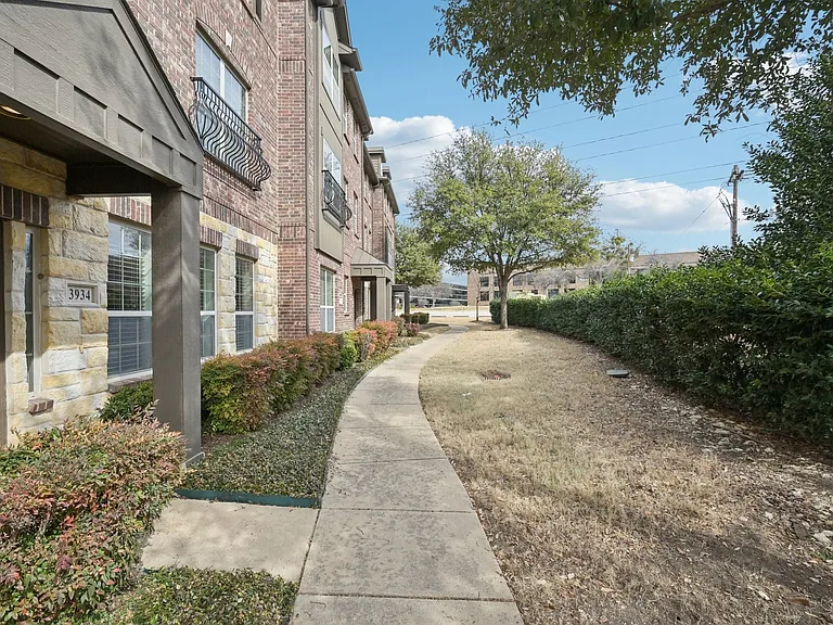 3934 Amberwood Dr — Photo 3