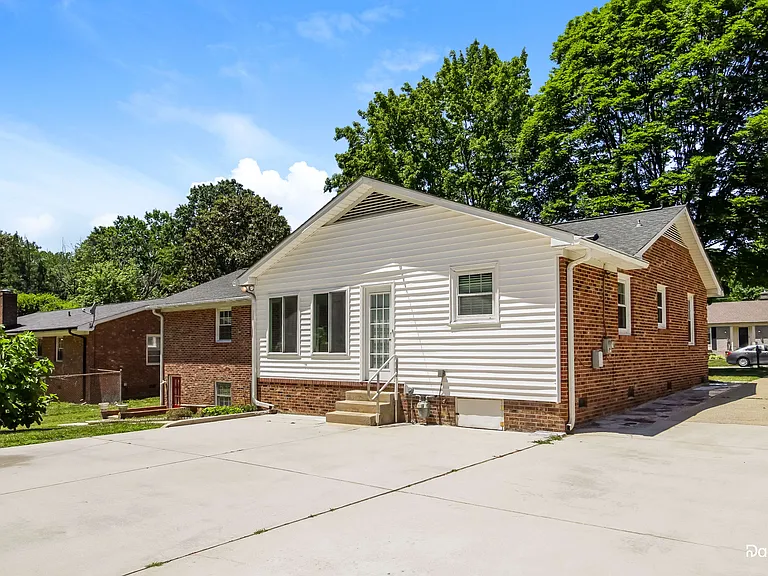 906 Meade Dr — Photo 15