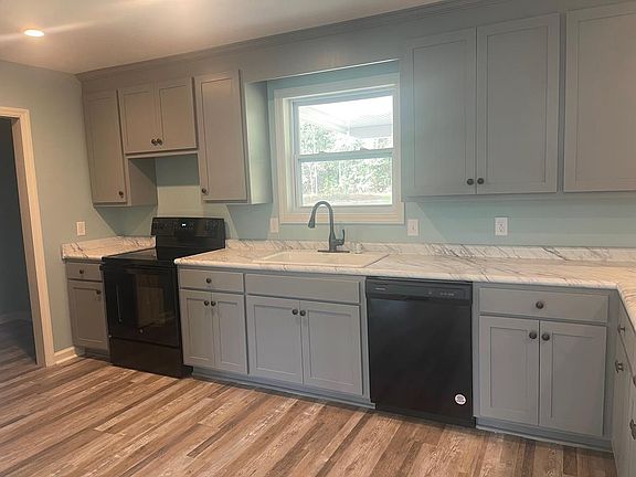 4th image of 1011 Lake Dr