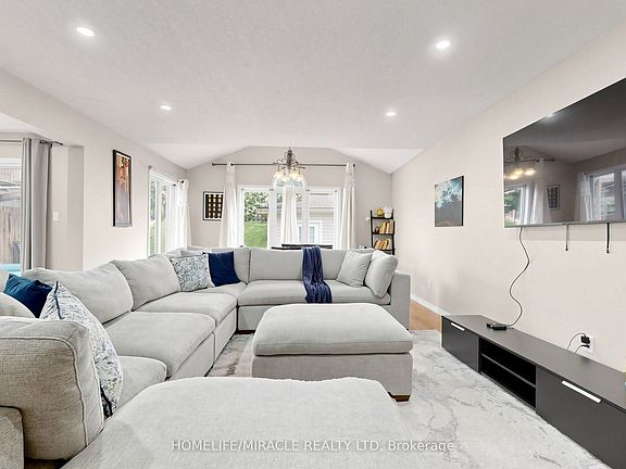 4th image of 378 Mountain Laurel Cres
