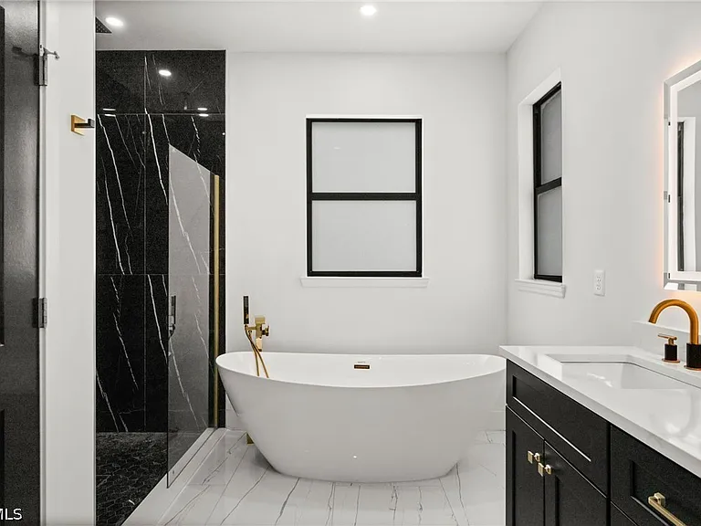 14 Truman Ave — Photo 28