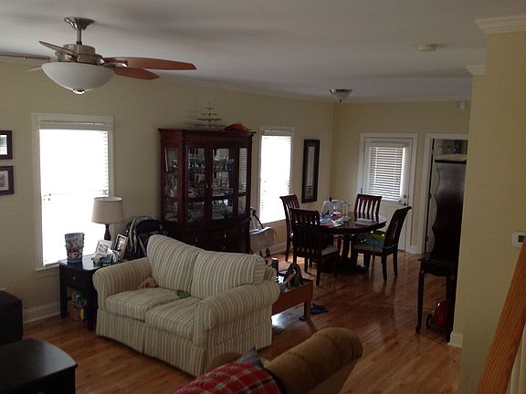 3rd image of 806 Fairview Ave