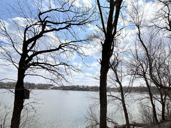 310 Highcroft Dr, Windom, MN 56101