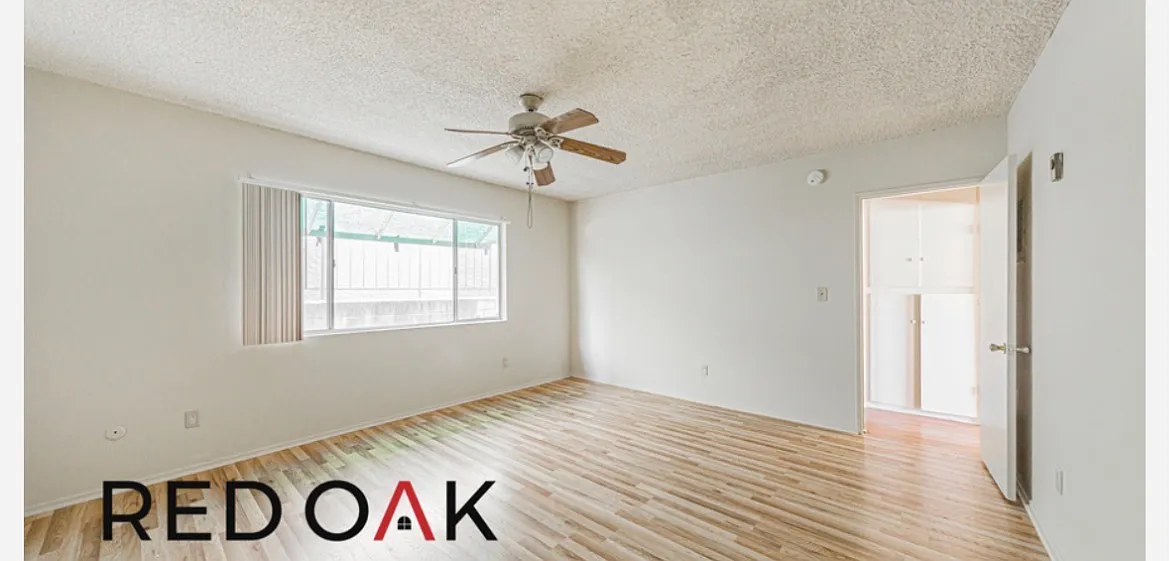 Building Photo - 16515 Victory Blvd #2