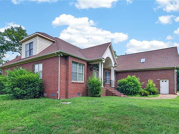 3rd image of 19 Hampshire Dr