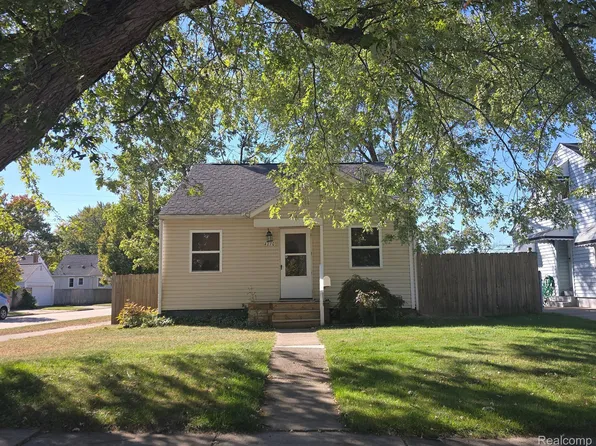 4270 Winifred St, Wayne, MI 48184