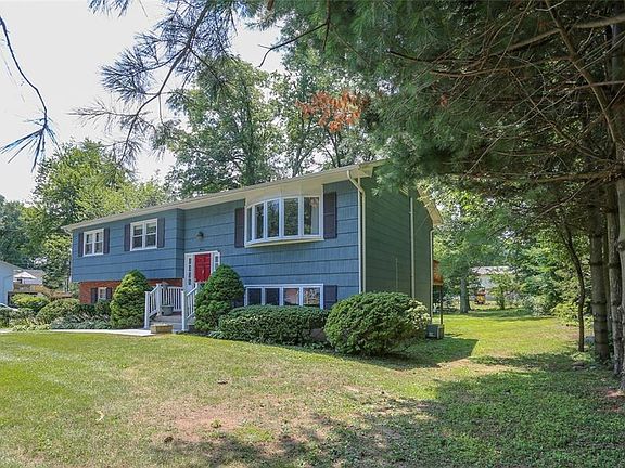 2nd image of 11 Hearth Ct
