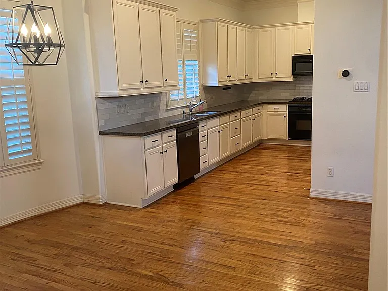 1421 Bremond St — Photo 5