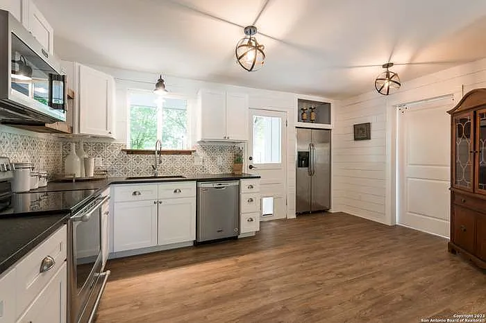 305 Riverside Dr — Photo 9