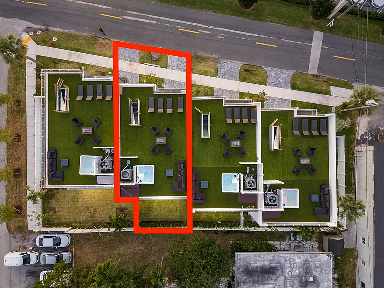 1002 N Riverside Dr — Photo 2