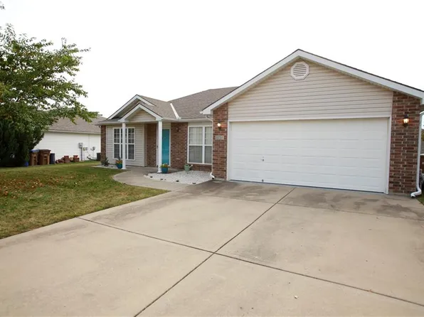 808 Clancy Ct, Raymore, MO 64083