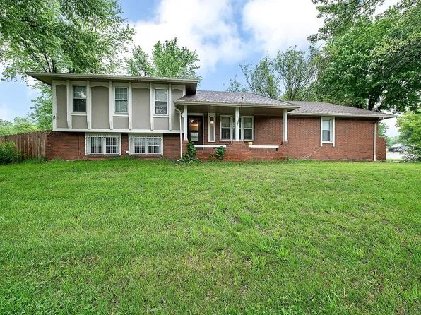 323 E Derby Hills Dr, Derby, KS 67037