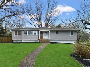 37 Storyland Ln, East Setauket, NY 11733