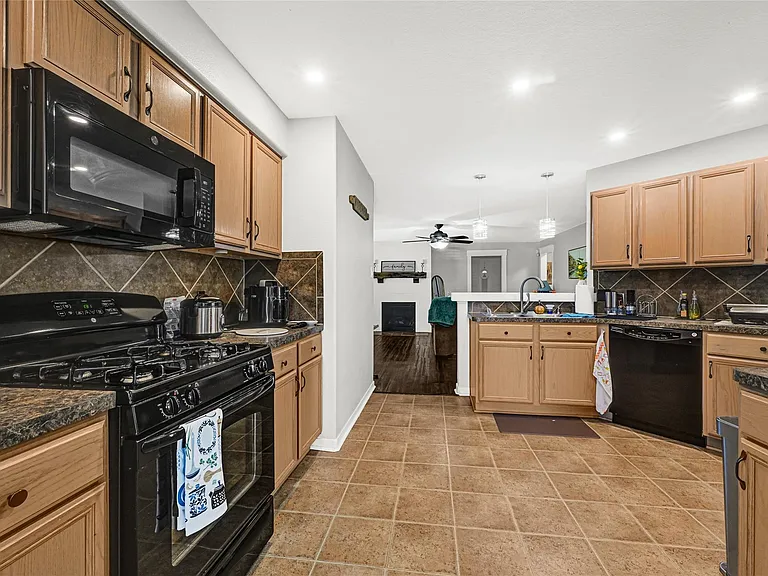 9825 Hyacinth Way — Photo 10