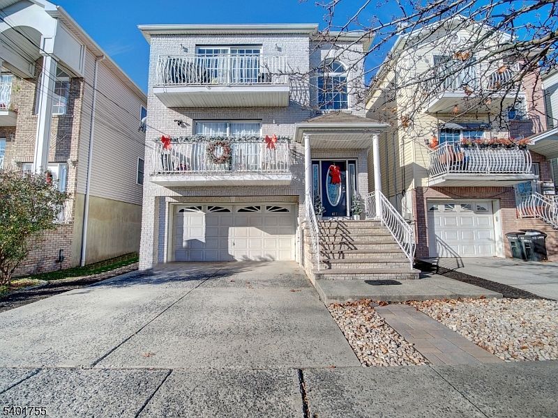1st image of 415 Loomis St