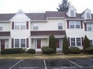 10 Stratford Grn, Farmingdale, NY 11735