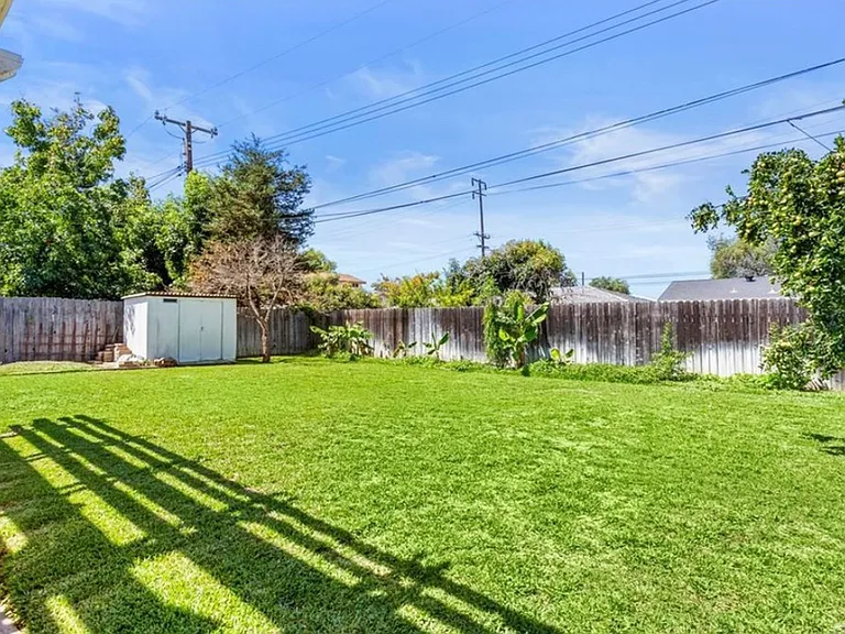 880 N Waverly St — Photo 15