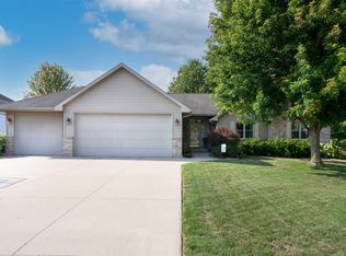 1318 Kampo Dr, Neenah, WI 54956