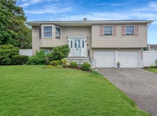 358 Maplewood St, Islip Terrace, NY 11752