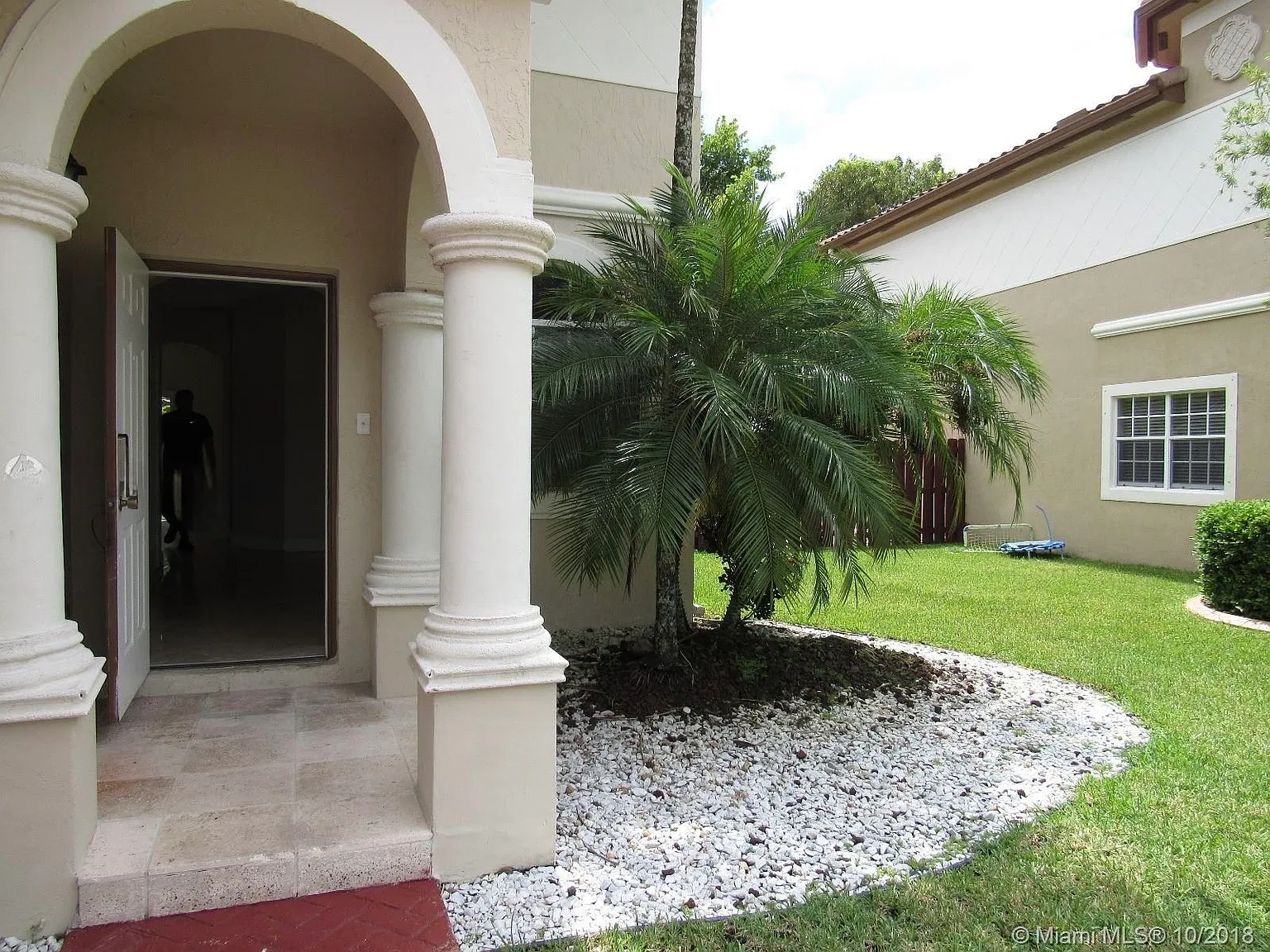3 bed, 3.5 bath, 1700 sqft, $3,150 — Photo 2