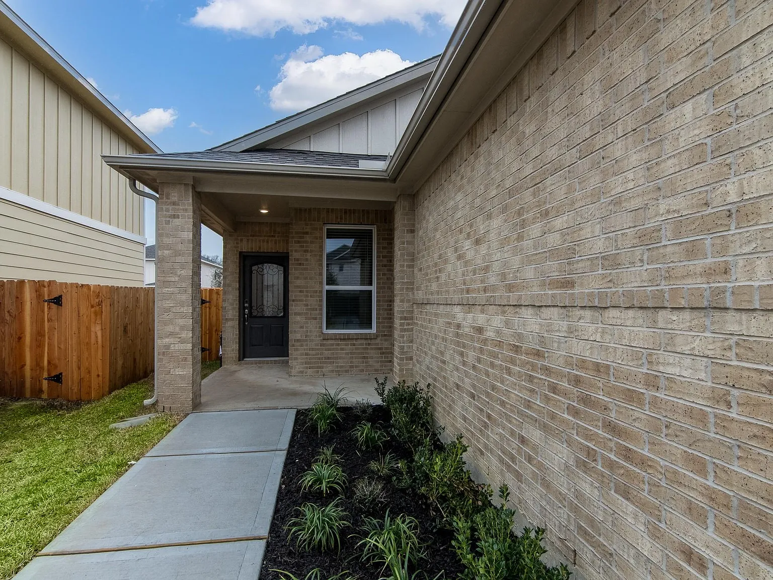 3 bed, 2.0 bath, 1414 sqft, $2,050 — Photo 3