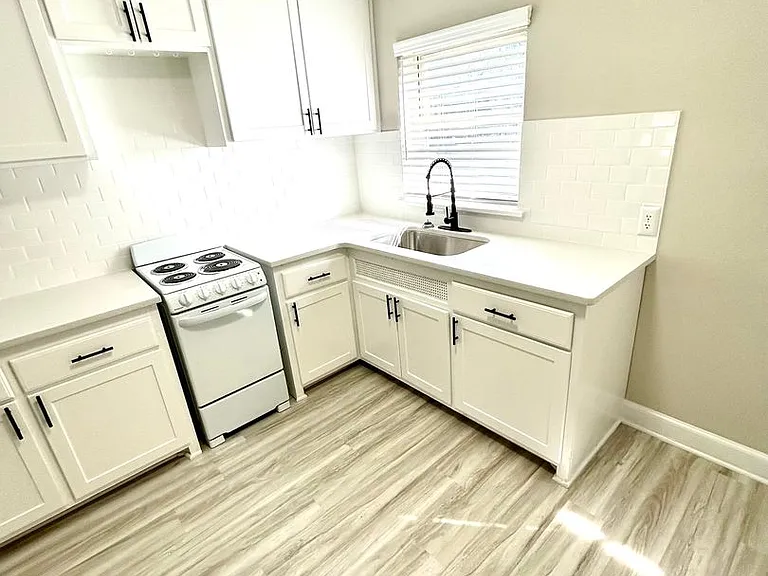 1107 W Rowan St — Photo 9