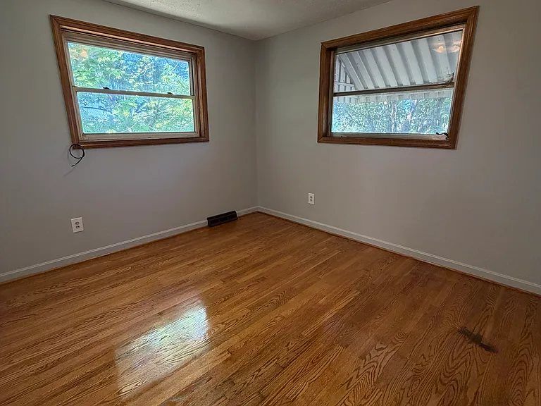 639 Holbrook St — Photo 9