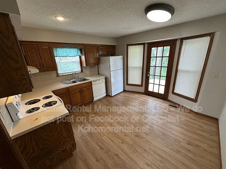 1420 SE 7th Pl — Photo 4