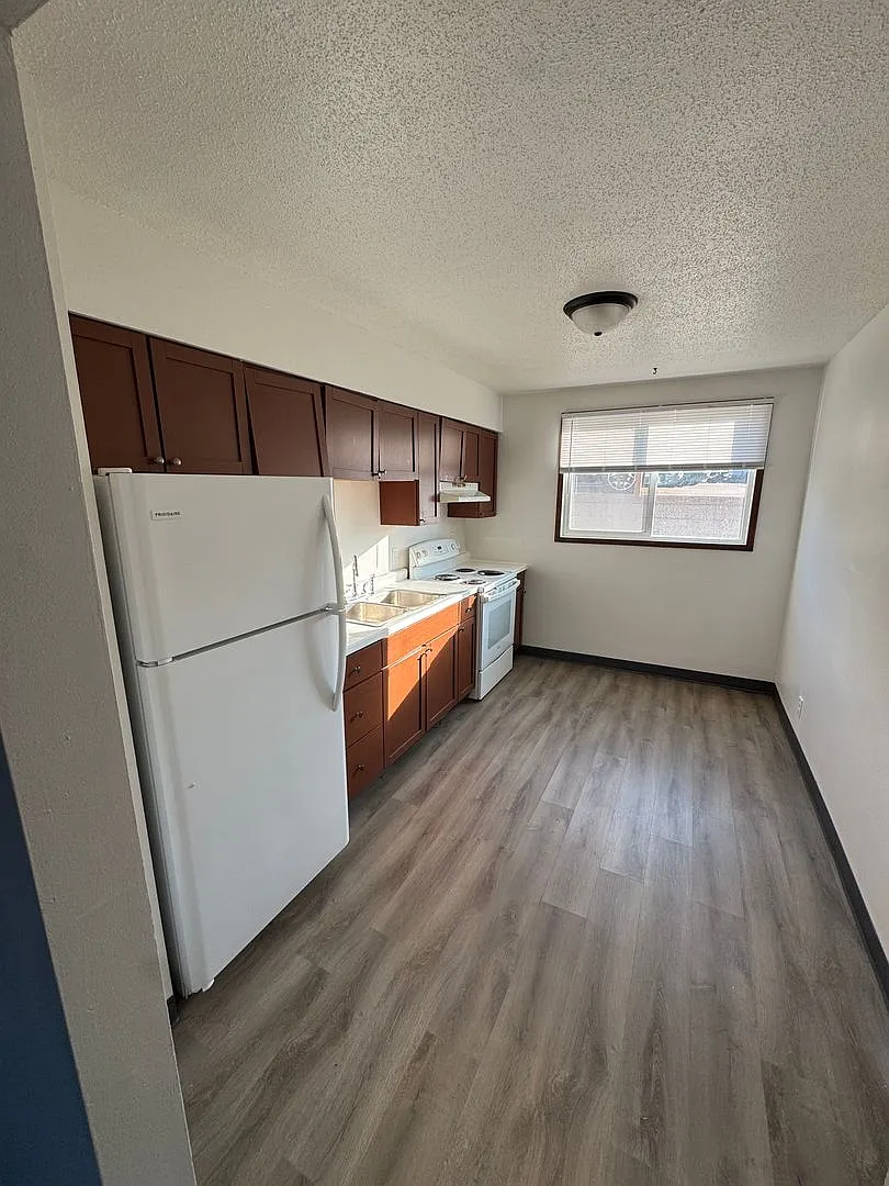 Evergreen Apartments — Photo 1