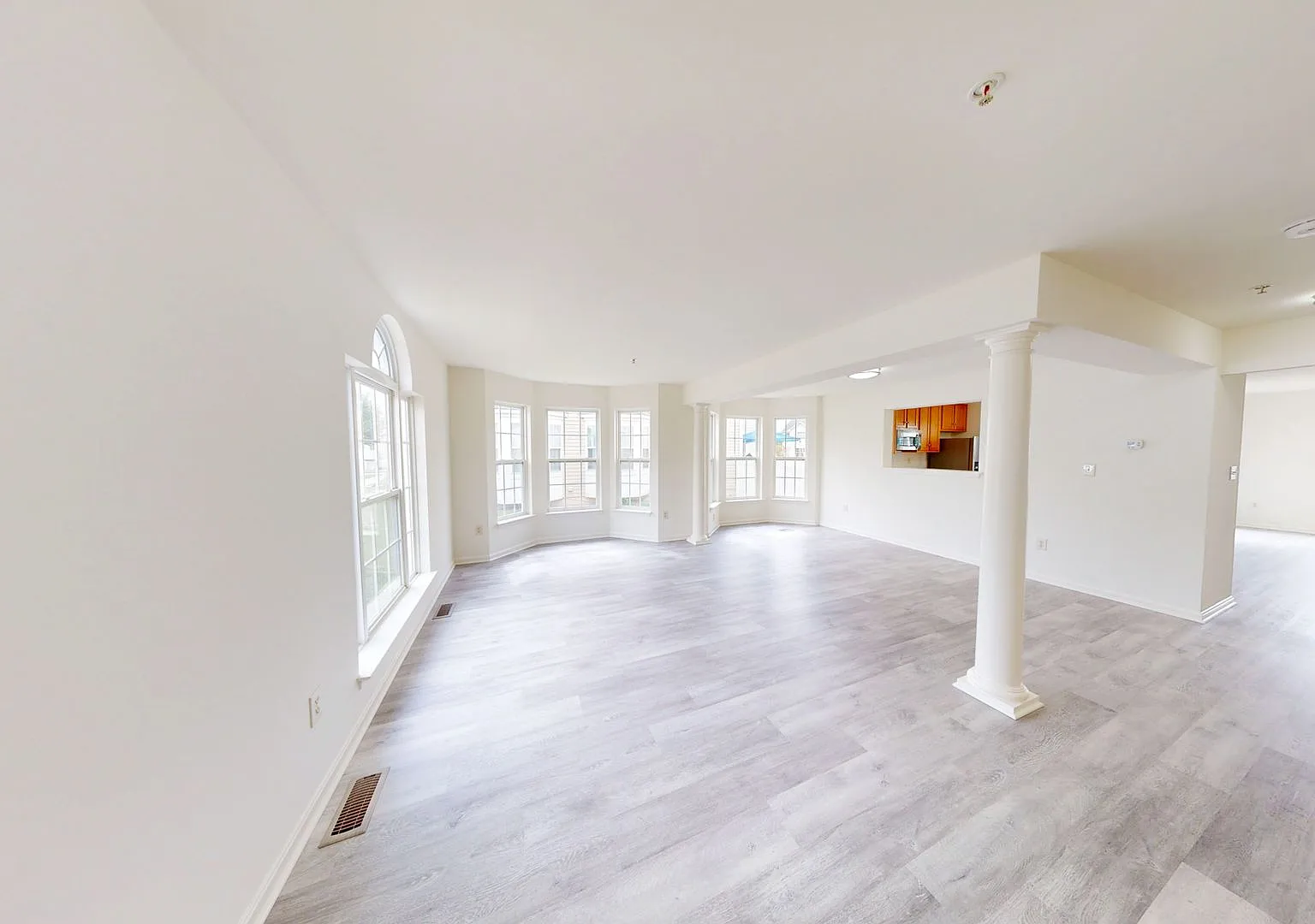 Huge End Unit Fully Renovated! 4bd/ 3.5ba - Hagers-Crossing — Photo 2