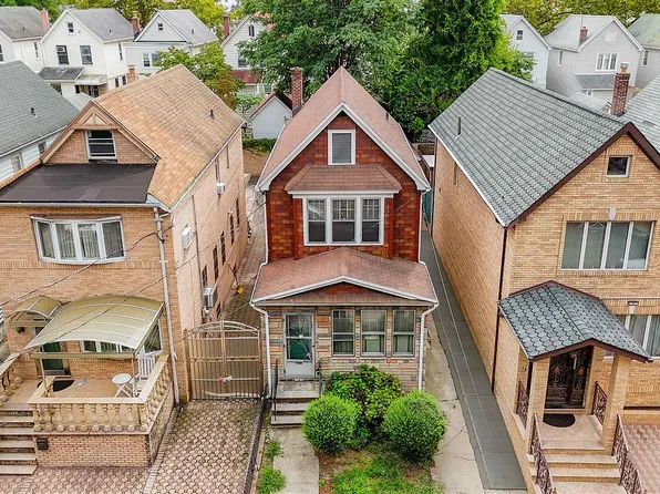 6318 Saunders St, Rego Park, NY 11374