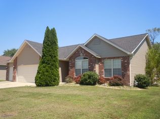 2742 Deerfield Dr, Maryville, IL 62062