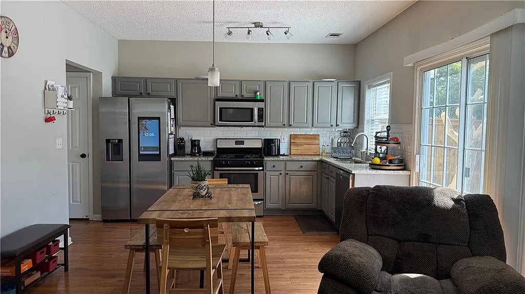 2 bed, 3.0 bath, 1409 sqft, $2,200 — Photo 2