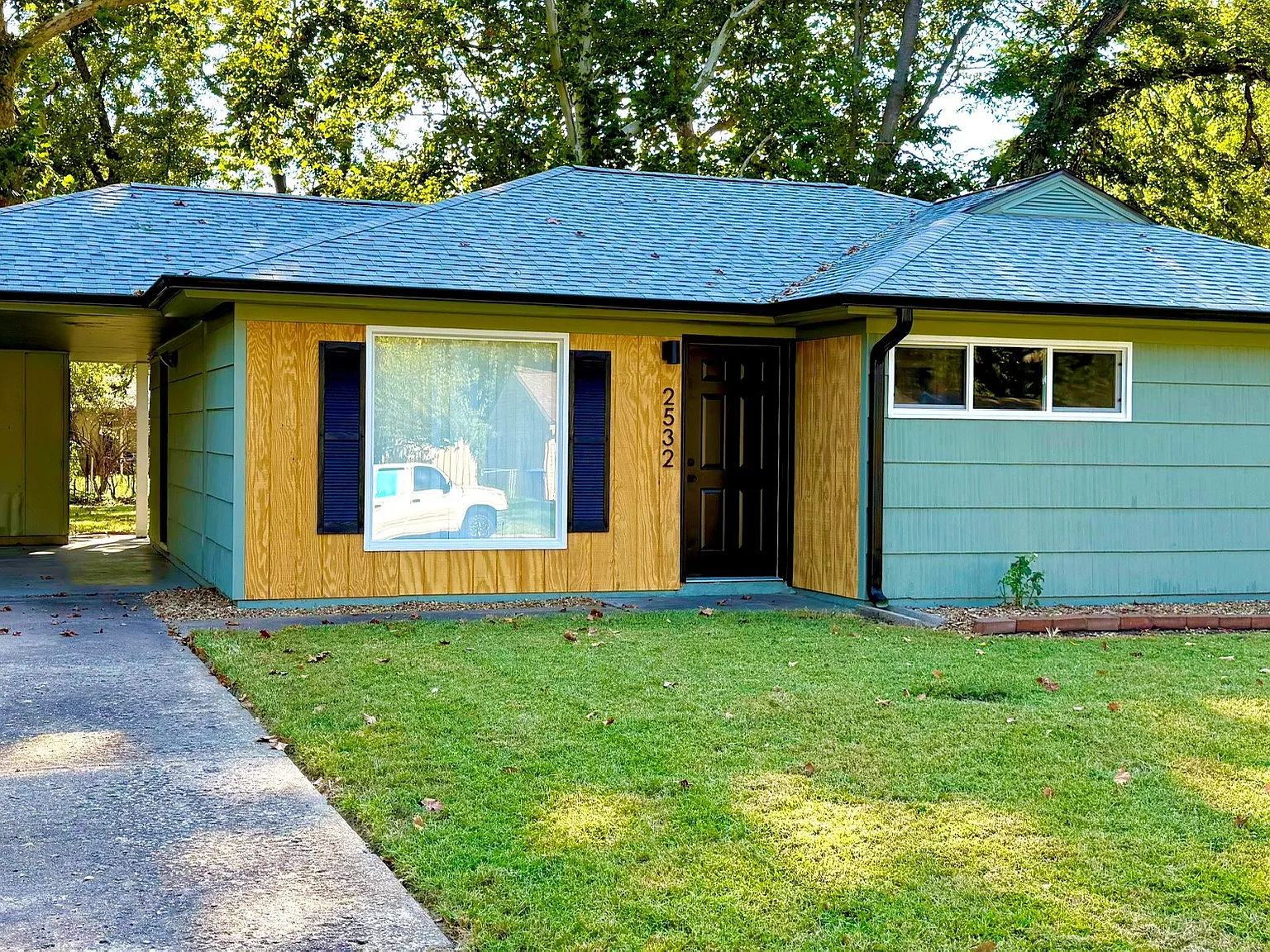 3 bed, 1076 sqft, $1,600 — Photo 1