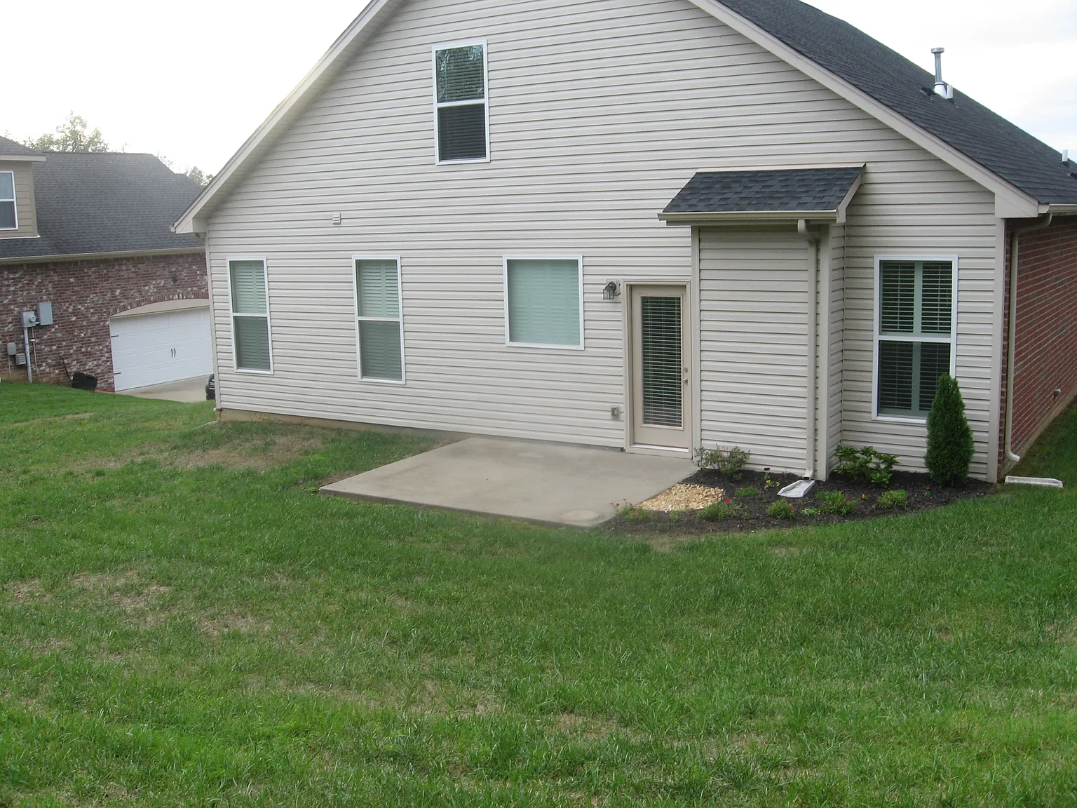 3 bed, 2194 sqft, $2,400 — Photo 2