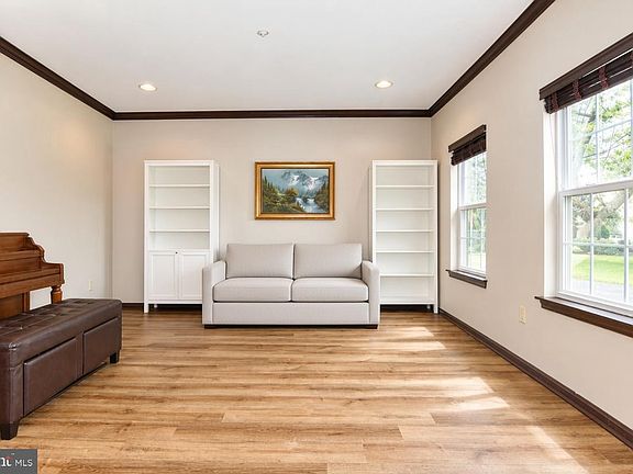 5th image of 312 Alexander Ct
