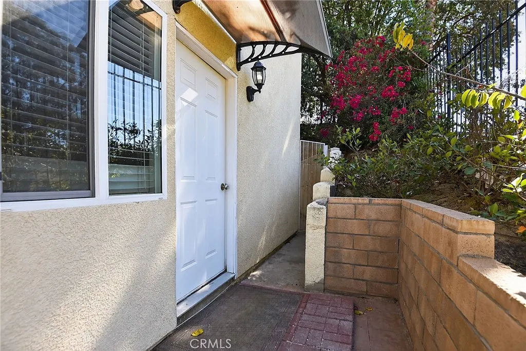 1 bed, 300 sqft, $1,300 — Photo 3