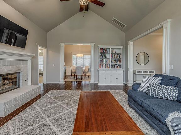 5th image of 309 Whitman Ct