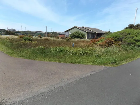 1902 NW Mackey St, Waldport, OR 97394