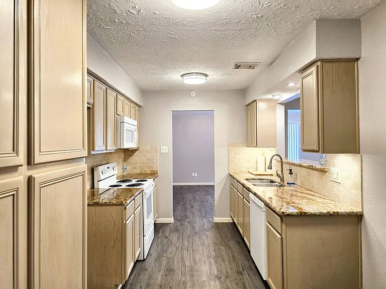 22619 Deville Dr — Photo 11