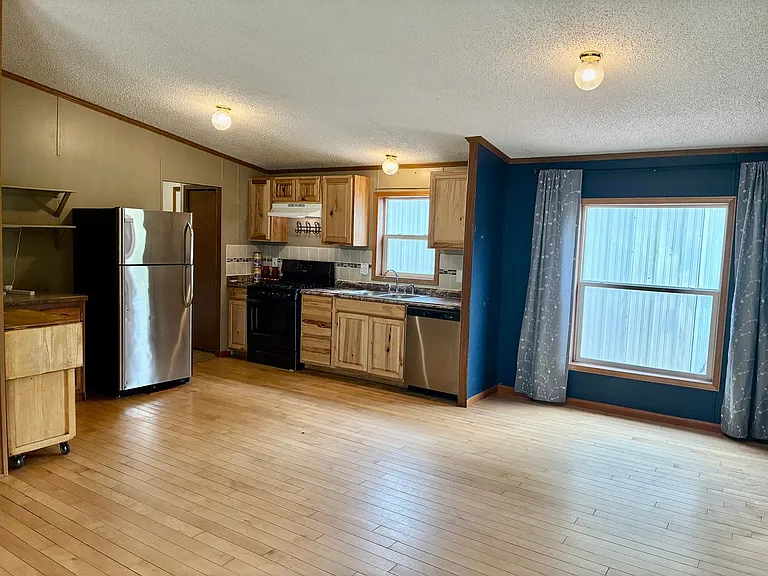 1253 N County Line Rd — Photo 5