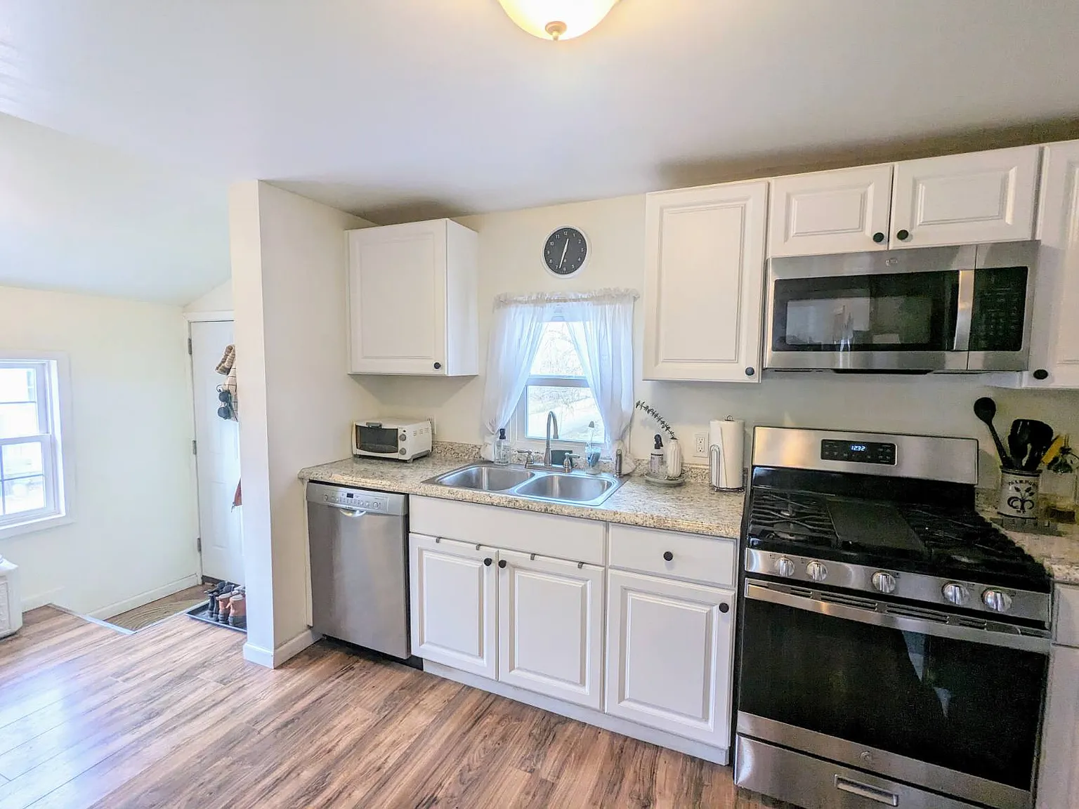 2 bed, 1000 sqft, $1,525 — Photo 2