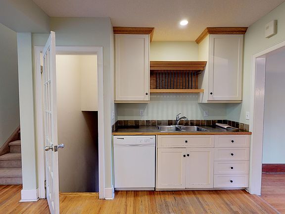 4th image of 215 10th Ave NE