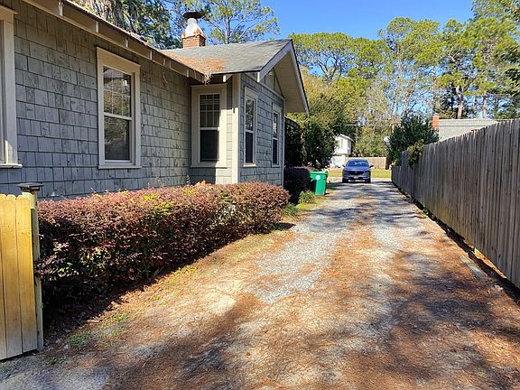 4th image of 209 E College St