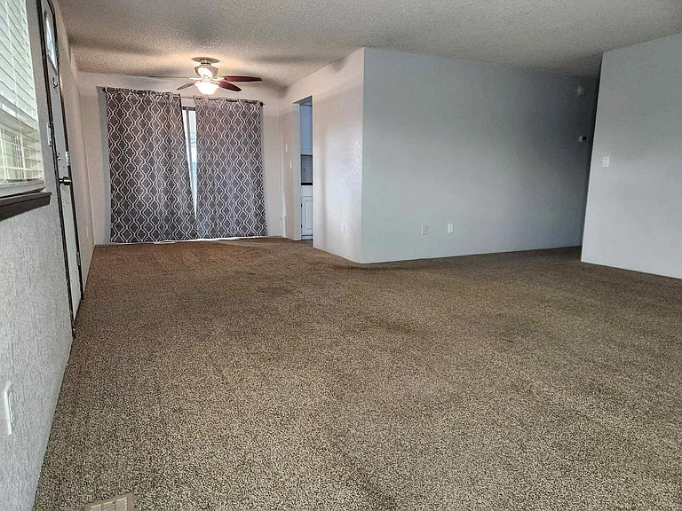 470 W Ridgeway Ave — Photo 3
