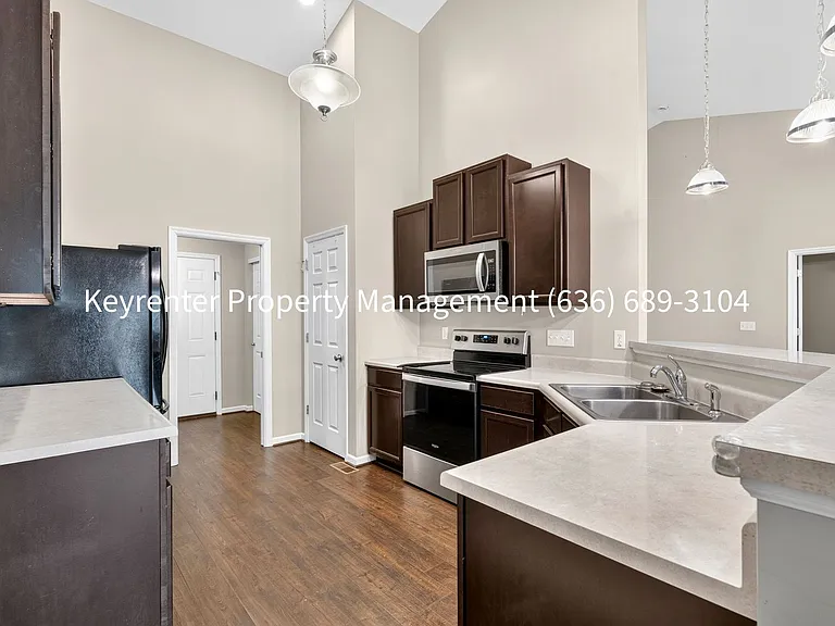 411 Angelique Pl — Photo 4