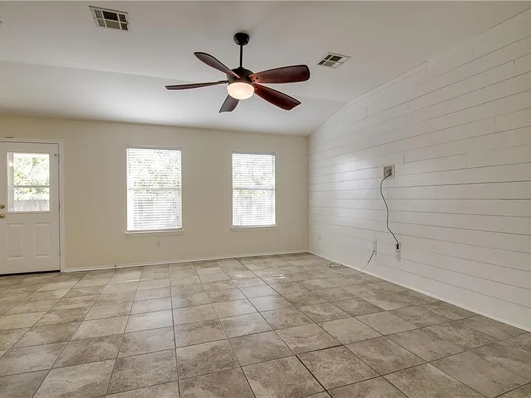 113 Spur Cv — Photo 4