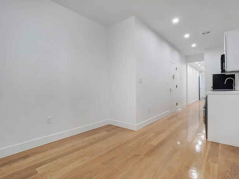 209 E 10th St #5B — Photo 4