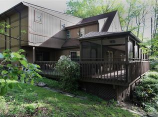 107 Great Oaks Dr, Coraopolis, PA 15108